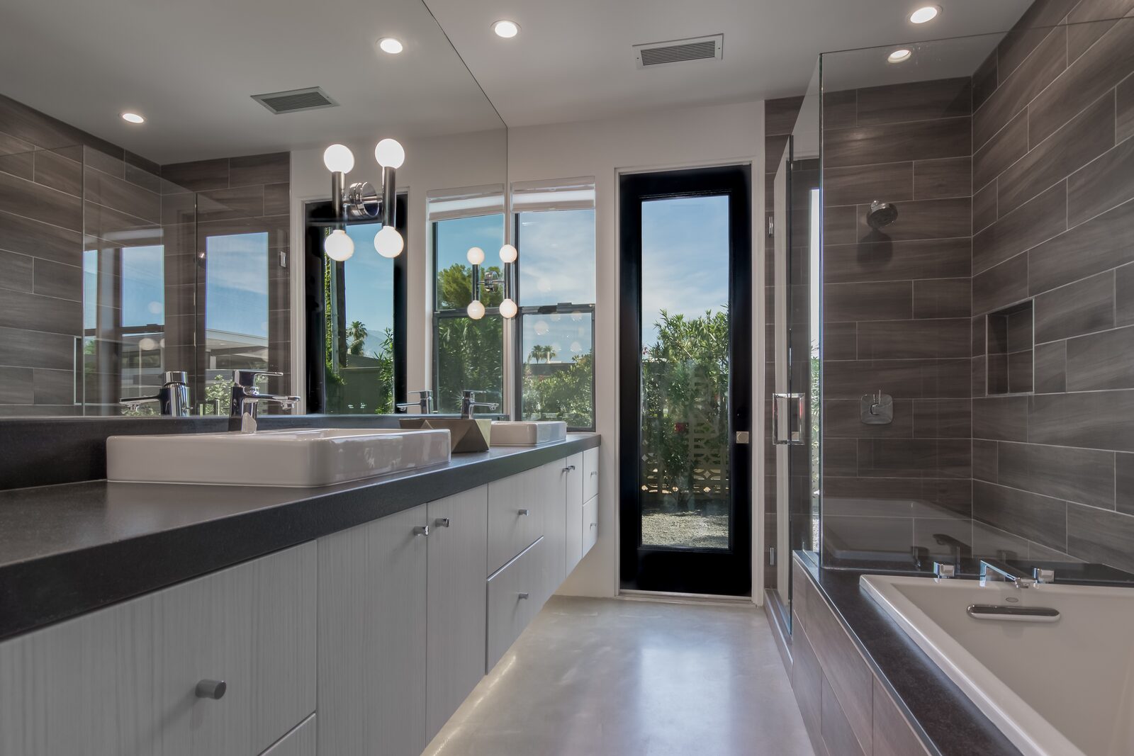5 Palms Estate primary en-suite bathroom with soaking tub