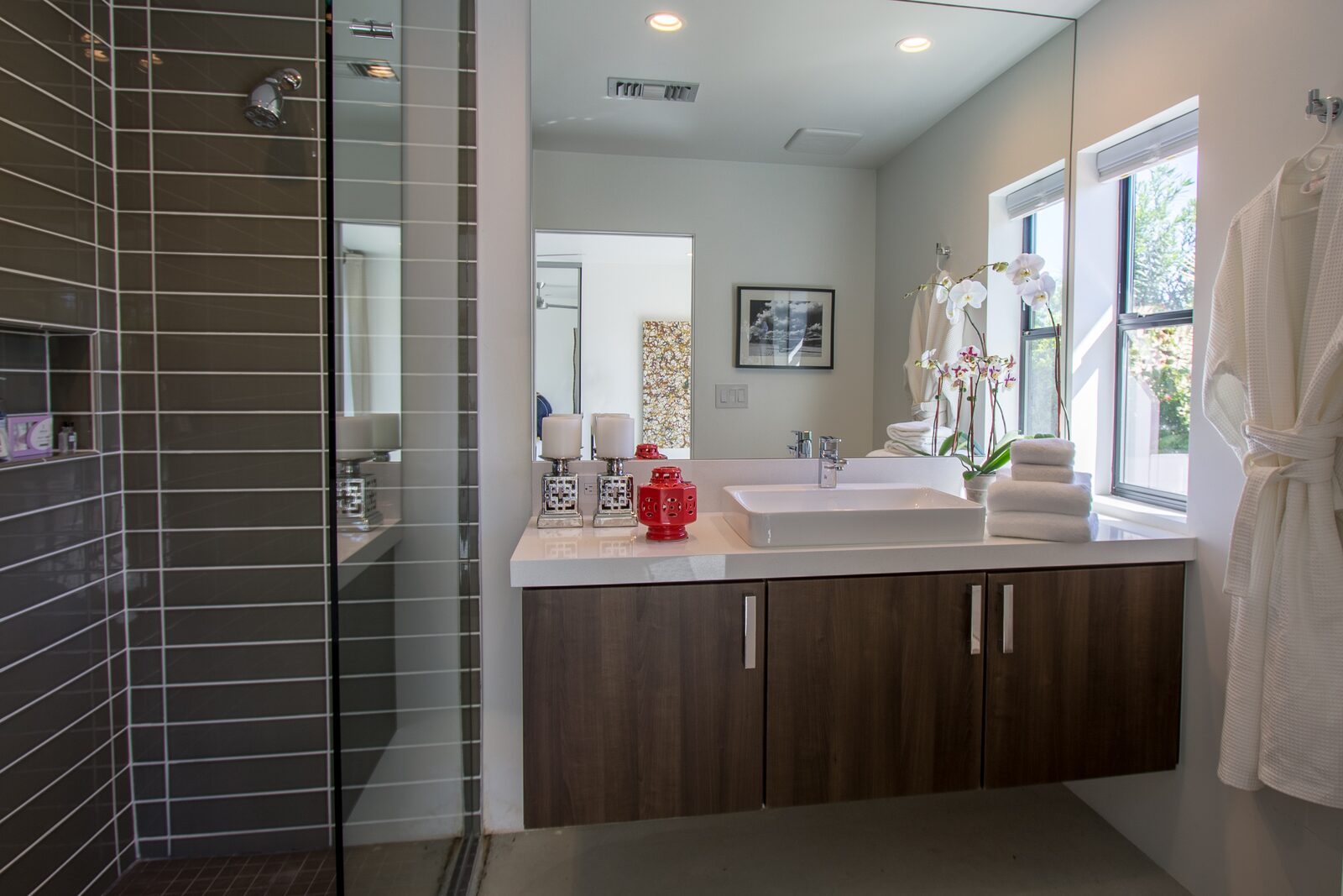 Palms at Park Villa primary en-suite bathroom with mirrored vanity