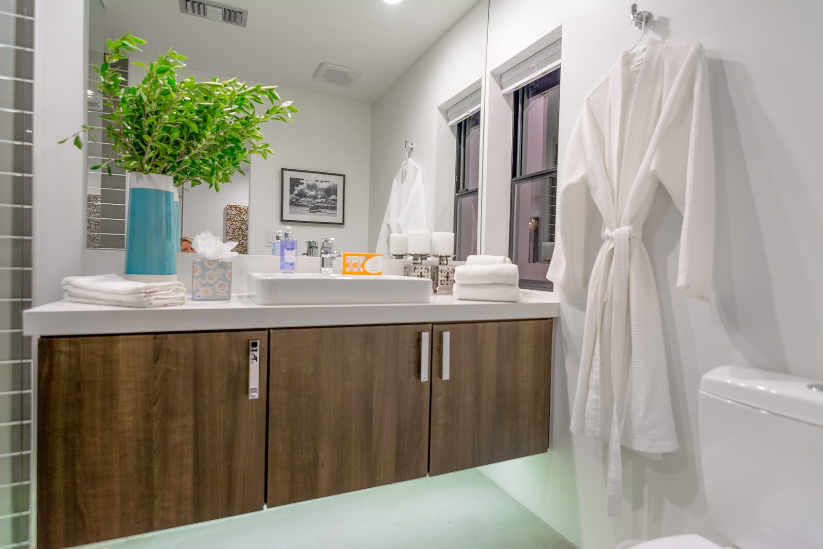 Palms at Park Villa en-suite bath vanity with dark cabinet